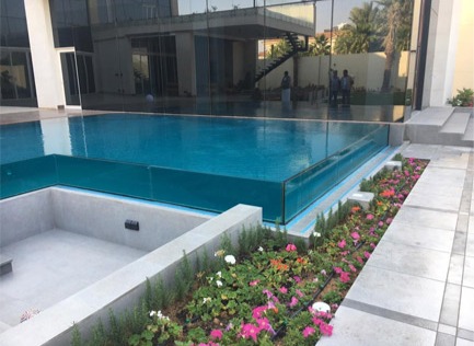 حواجز زجاجية للمسابح